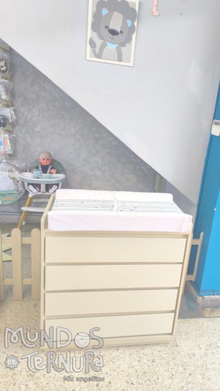 Cómoda Deko - 4 gavetas........ Medidas: 80 x 90 cm