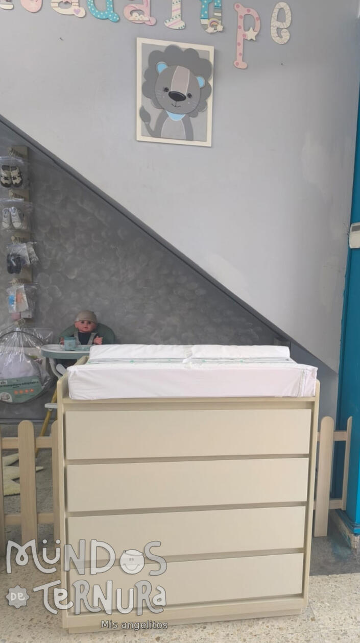 Cómoda Deko - 4 gavetas........ Medidas: 80 x 90 cm