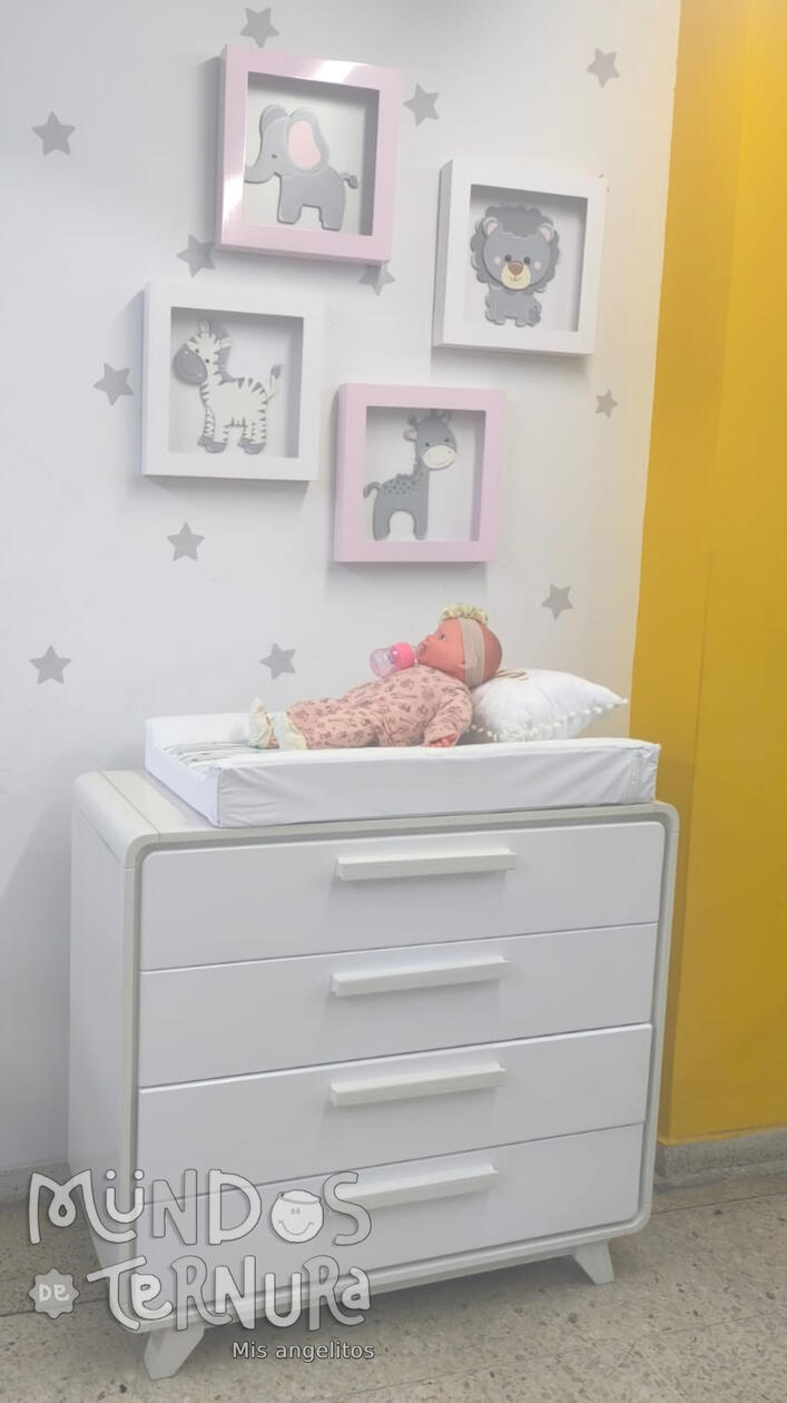 Cómoda TV - 4 Gavetas. Medidas: 1 m x 90 cm